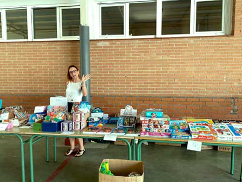 Parte de la directiva del AMPA en el Mercadillo solidario verano 2022